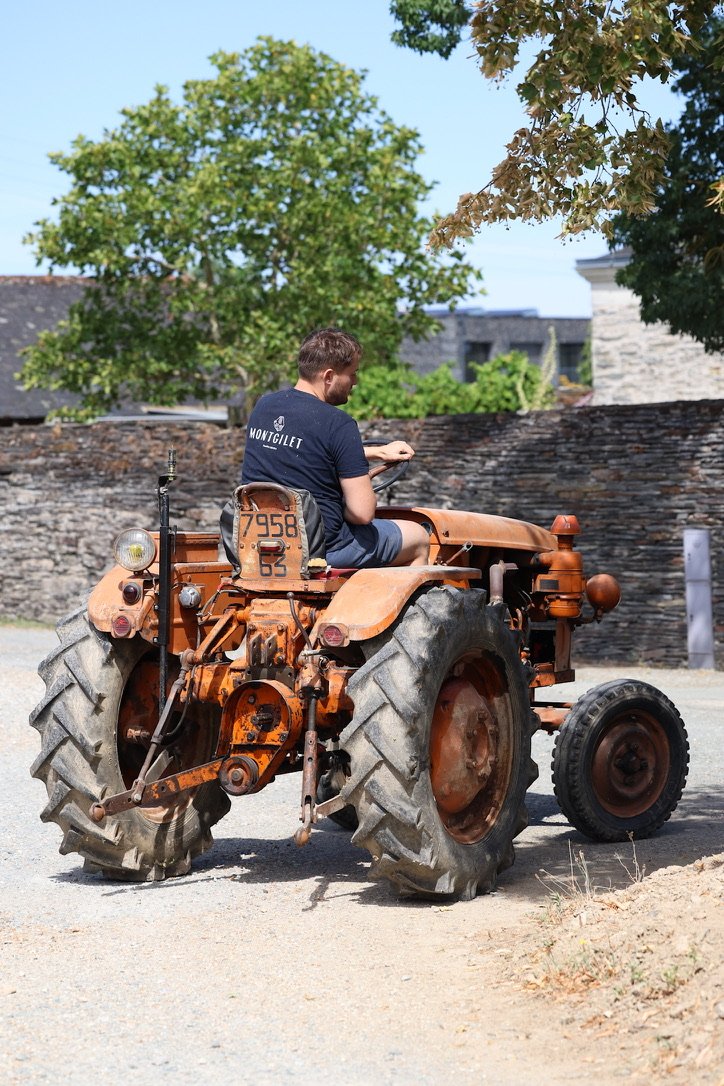 Simon sur le tracteur du Domaine de Montgilet