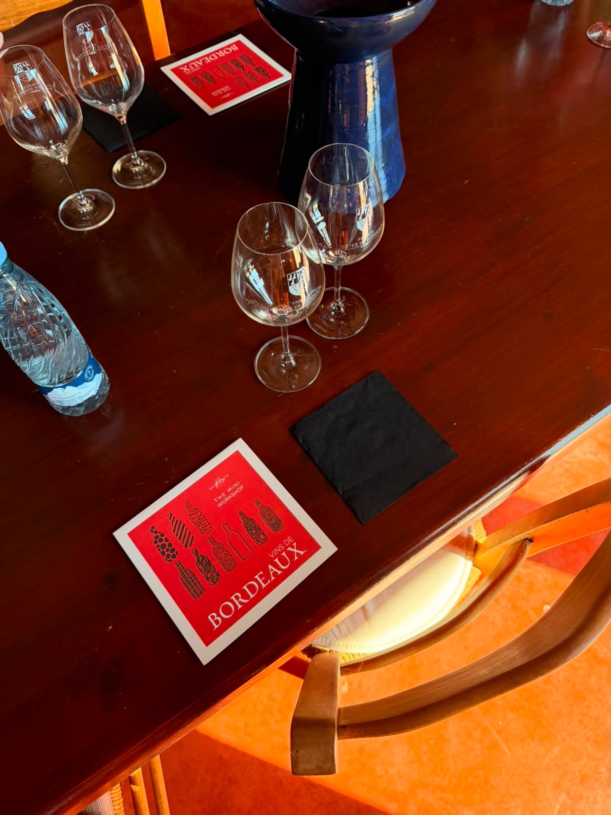 Mise en place de la dégustation de vins de Bordeaux chez Vignobles Arbo