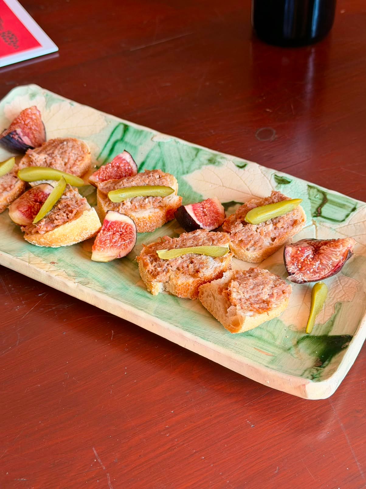 Planche de dégustation figues et pâté chez Vignobles Arbo